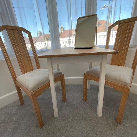Double Bedroom With Tv In Sudbury Hill Wembley - 10 Mins From Wembley Stadium Harrow on the Hill Exterior photo