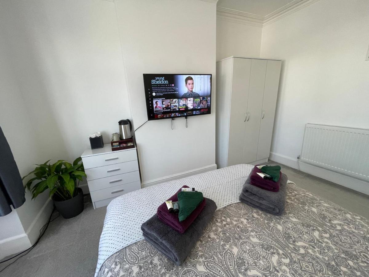 Double Bedroom With Tv In Sudbury Hill Wembley - 10 Mins From Wembley Stadium Harrow on the Hill Exterior photo