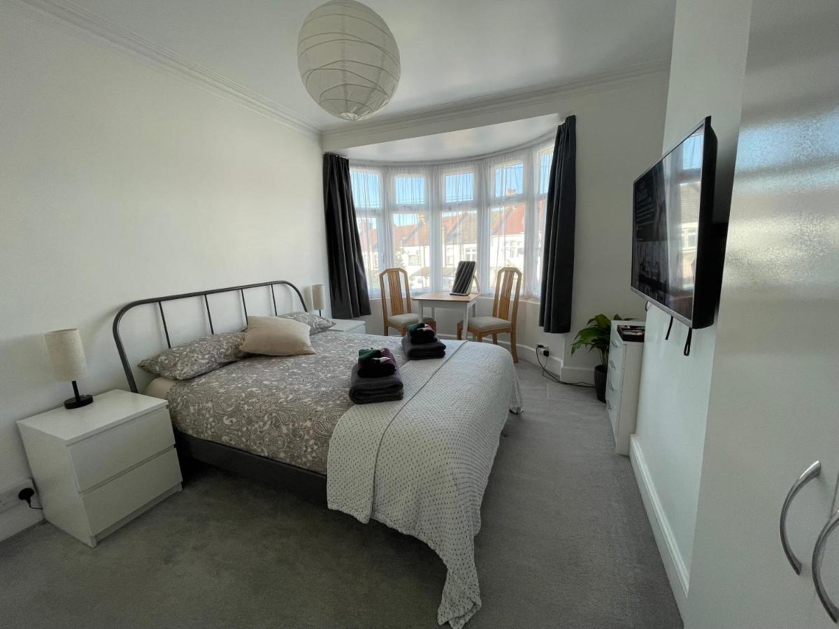 Double Bedroom With Tv In Sudbury Hill Wembley - 10 Mins From Wembley Stadium Harrow on the Hill Exterior photo